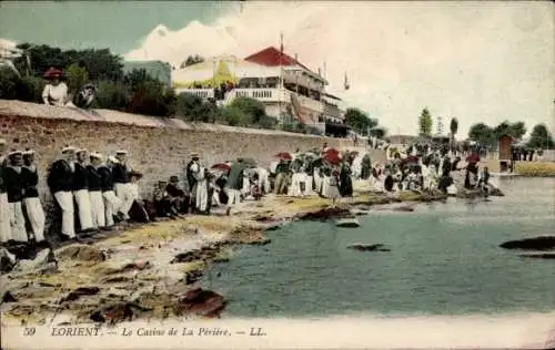 Ak Lorient Morbihan, Ansicht des Casinos, Menschen an der Küste, sonnig, Bäume, Schirme