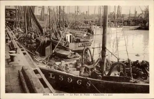 Ak Lorient Morbihan, Hafen mit Fischereischiffen, mehrere Boote, ruhiges Wasser, alte 