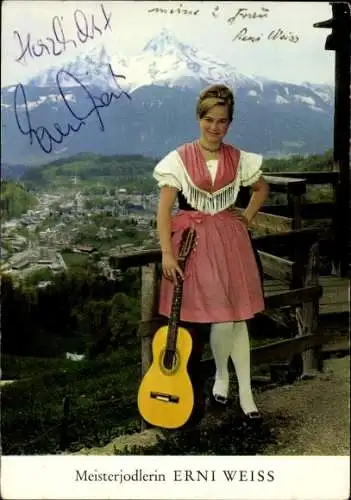 Autogrammkarte Jodlerin Erni Weiss, Portrait mit Gitarre, Autogramm