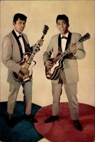 Autogrammkarte niederländisches Doo-Wop-Duo The Blue Diamonds, Gitarren