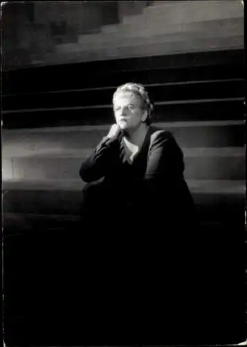 Foto Portrait, Opernsängerin auf Treppe sitzend