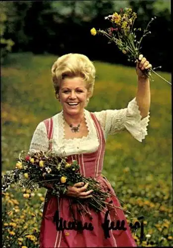 Ak Schauspielerinnen und Sängerin Maria Hellwig, Portrait, Blumenwiese, Tracht, Autogramm