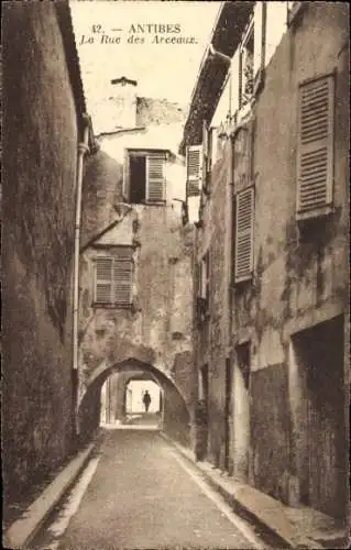 Ak Antibes Alpes Maritimes , Schmale Gasse, Häuser mit Fenstern, Schattenfigur, La Rue des Arceau