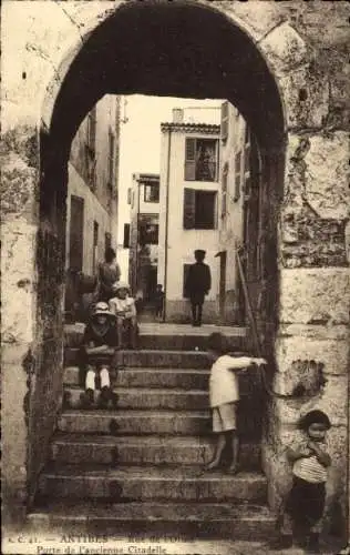 Ak Antibes Alpes Maritimes , Treppen, Tor, alte Stadtmauer, Kinder, enge Gassen