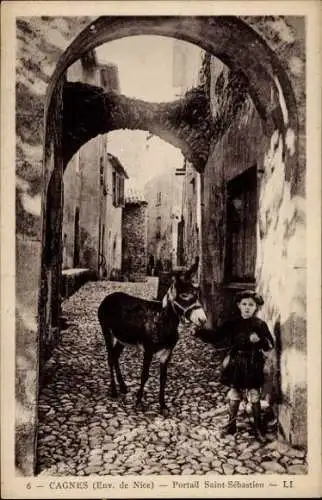 Ak Cagnes sur Mer Alpes Maritimes, Junge mit Esel, Pflasterstraße,  Architektur, Torbogen
