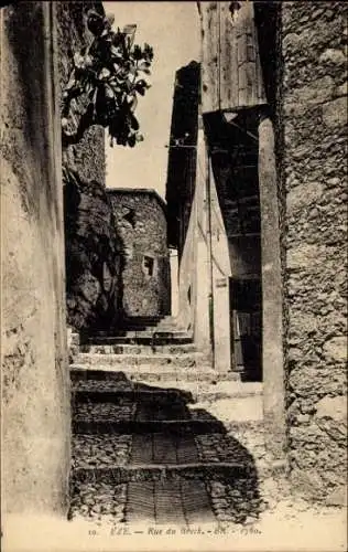 Ak Èze Alpes Maritimes, Schmale Gasse, Steine, alte Gebäude, Schwarz-Weiß-Fotografie