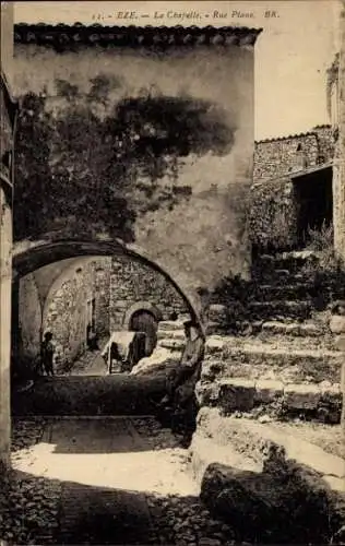 Ak Èze Alpes Maritimes, Straße in  alte Mauern, Steintreppe, Passant