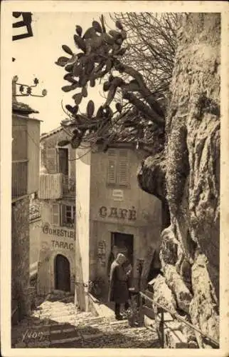 Ak Èze Alpes Maritimes, Alter Steig, Café, Tabakladen, felsige Umgebung, Person auf Treppe