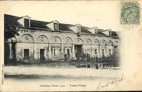Ak Vincelles Yonne, Schwarz-Weiß-Foto einer alten Farm, Menschen stehen davor, Jahr 1902