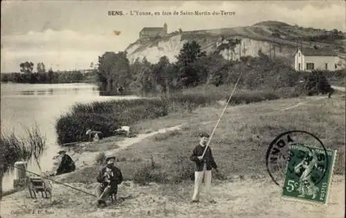 Ak Sens Yonne, Landschaft an der Yonne, Angler, Gebäude im Hintergrund