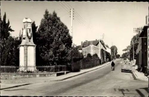 Ak Le Poire sur Vie Vendee, Monument aux Morts, Straße