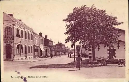 Ak Luçon Vendée, Hotel CAR, Avenue de la Gare, Straße mit Bäumen, Fahrzeuge