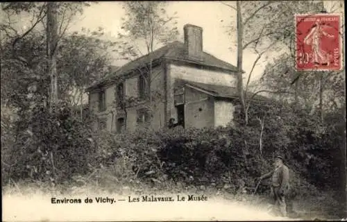Ak Vichy Allier, Haus, umgeben von Bäumen, Poststempel, 2 Personen sichtbar