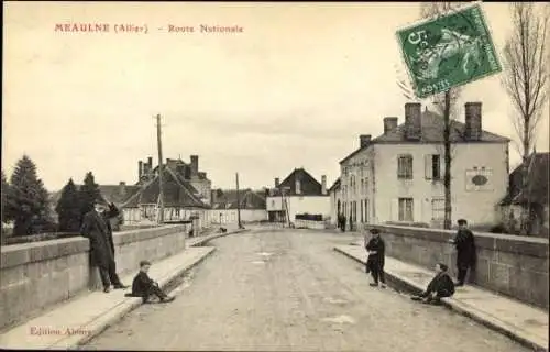 Ak Meaulne Allier, foto einer Straße mit Häusern, Personen in n Kleidern