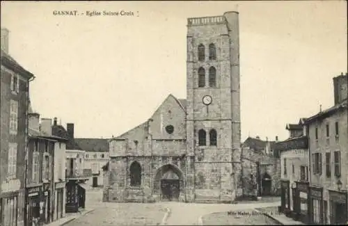 Ak Gannat Allier, Kirche Eglise Sainte-Croix,  Architektur, Straßenszene
