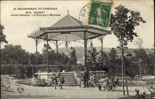 Ak Gannat Allier, Kiosk im Jardin Delarue, Park mit Sitzgelegenheiten, Familien, Natur