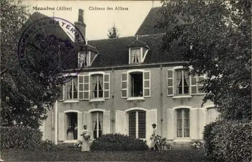 Ak Meaulne Allier, Château des Alliers, Gebäude mit Fenstern, zwei Personen im Vordergrund