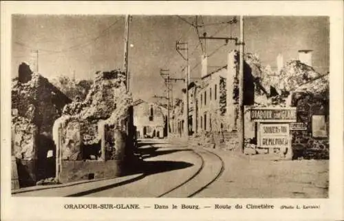 Ak Oradour sur Glane Haute Vienne, Dans le Bourg, Route du Cimetiere