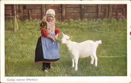 Ak Marken Nordholland Niederlande, Geitje voeren, Mädchen in Tracht, Ziege