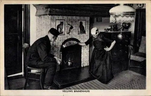 Ak Harderwijk Gelderland, Bauernpaar am Ofen