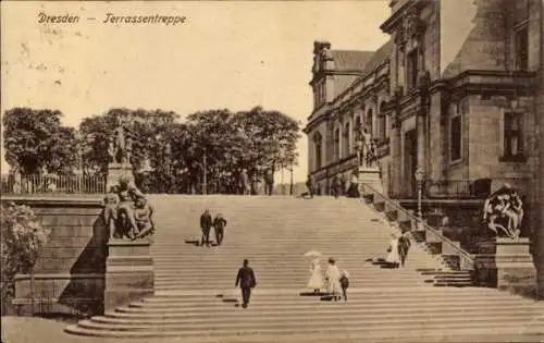 Ak Dresden Altstadt, Terrassentreppe, Stufen mit Spaziergängern, Gebäude im Hintergrund
