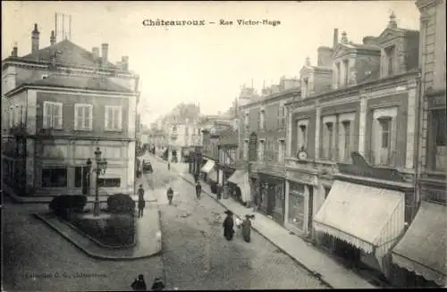 Ak Châteauroux Indre, Straße Rue Victor-Huge,  Stadtansicht, Menschen auf der Straße