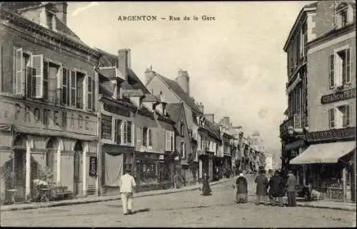 Ak Argenton sur Creuse Indre, Straße Rue de la Gare, Geschäfte, Fußgänger,  Stimmung