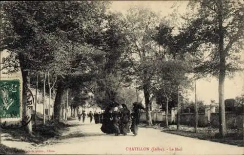 Ak Chatillon sur Indre, Spaziergang auf einer Allee, Frauen mit Schirmen, Bäume,  Ansicht