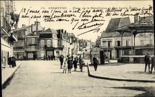 Ak Argenton sur Creuse Indre, Historische Stadtansicht, Platz der Republik, Gruppen von Menschen,
