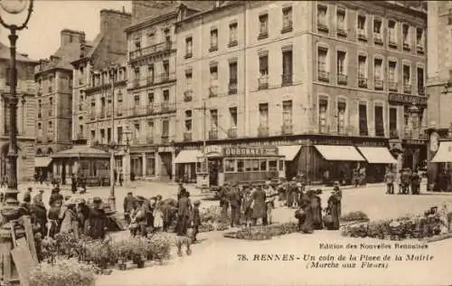 Ak Rennes Ille et Vilaine, Markt, Platz de la Mairie, Blumenmarkt, Gebäude, Menschen