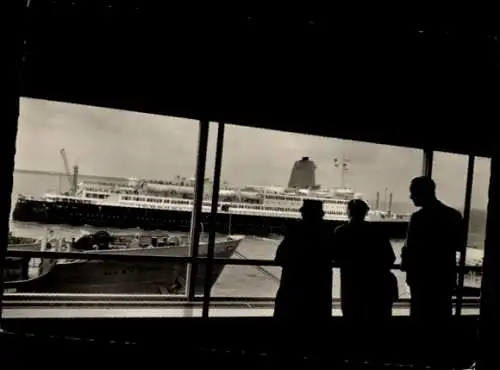 Ak Bremerhaven, Blick von der Columbuskaje II, USS Gen. W. H. Gordon, Dampfer Bremen