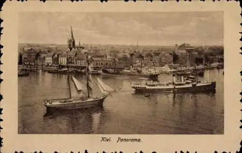 Ak Kiel, Panorama von  Schiffe im Hafen, städtische Architektur