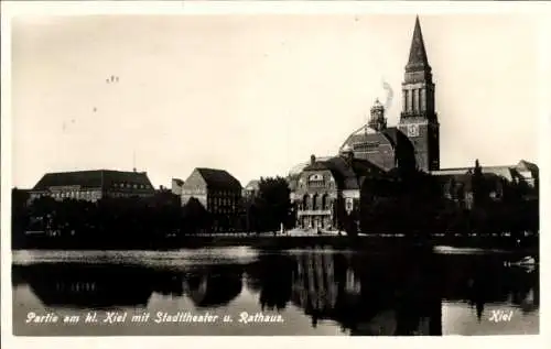 Ak Kiel, Stadtansicht mit Stadttheater, Rathaus, Wasser, zwei Gebäuden