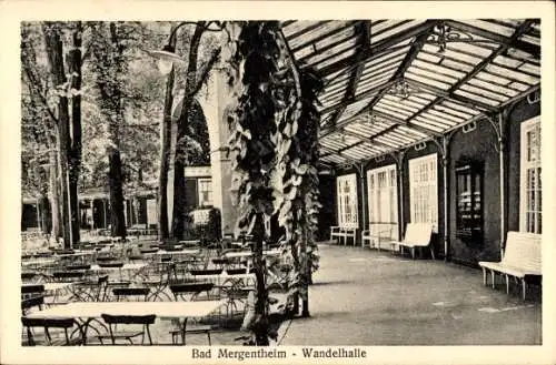 Ak Bad Mergentheim in Tauberfranken, Wandelhalle, Bäume, Tische und Stühle