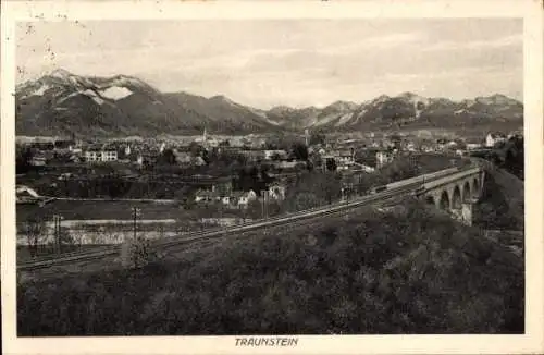 Ak Traunstein in Oberbayern, Blick auf die Stadt, Viadukt, Gebirgslandschaft, r Stil