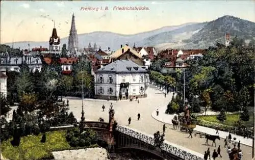 Ak Altstadt Freiburg im Breisgau, Friedrichsbrücke, Stadtansicht,  Architektur, Spaziergänger