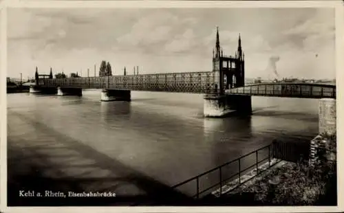 Ak Kehl am Rhein, Eisenbahnbrücke, Flussansicht,  Architektur