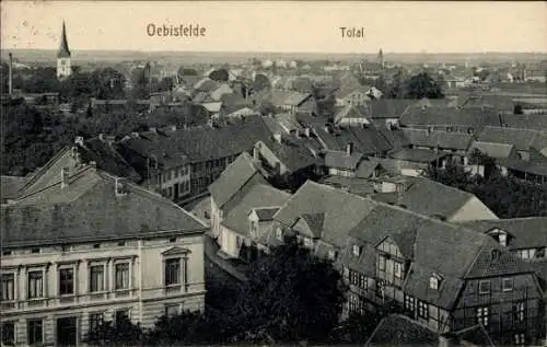 Ak Oebisfelde in Sachsen Anhalt, Blick über  Häuser, Kirche im Hintergrund