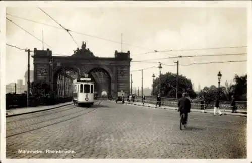 Ak Mannheim in Baden, Rheinbrücke, Straßenbahn, Radfahrer,  Architektur