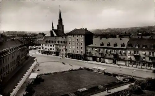 Ak Zweibrücken in der Pfalz, Schlossplatz, Blick auf die Stadt, Kirche im Hintergrund, schwarz-we