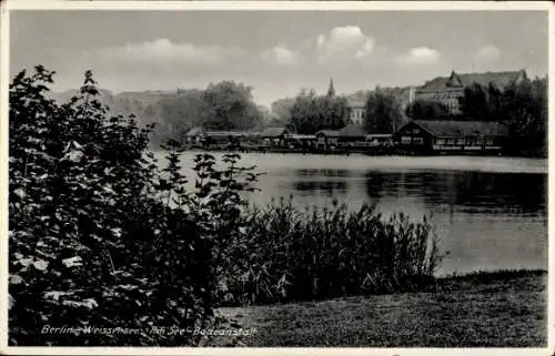 Ak Berlin Weißensee, Weissensee, See-Badeanstalt, ruhig, bewaldet, Wasser, Gebäude im Hintergrund