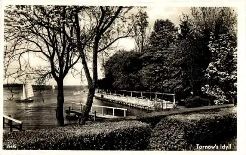 Ak Teupitz in der Mark, Tornow's Idyll, Segelboote, Steg, Uferbewaldung, Schwarz-Weiß-Foto