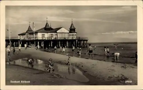 Ak Ostseebad Ahlbeck auf Usedom, Seebrücke, Strand, Badende, Kinder, Sommer, Urlaub