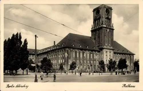 Ak Berlin Schöneberg, Rathaus Schöneberg, s Gebäude, große Uhr, Personen auf der Straße