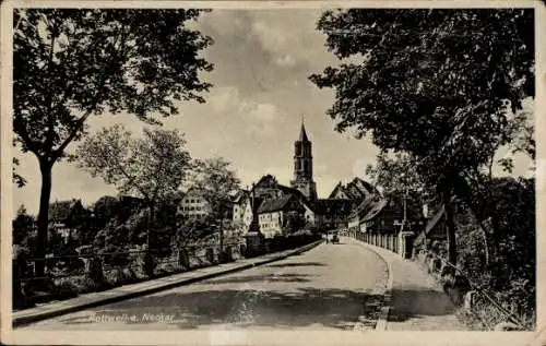 Ak Rottweil am Neckar, Stadtansicht mit Straße, Häusern und Kirchturm, Schwarz-Weiß-Foto