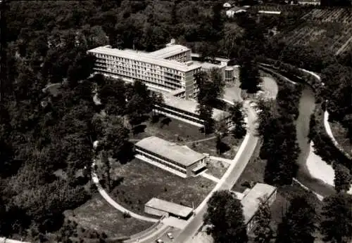 Ak Krefeld am Niederrhein, Luftaufnahme eines Krankenhauses, angrenzende Bäume und Straße, 1964