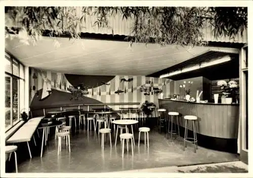 Ak Waging am See Oberbayern, Innenszene einer Milch-Bar, moderne Einrichtung, Tische und Stühle