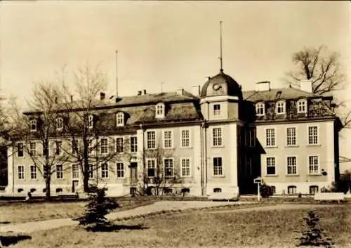 Ak Meisdorf Falkenstein im Harz, Historisches Gebäude mit Garten, klare Sicht, keine Personen