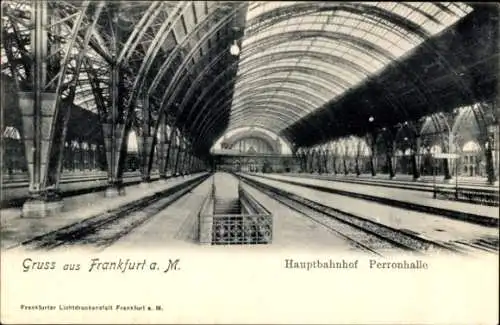 Ak Frankfurt am Main, Historische Bahnhofshalle, leere Gleise, beeindruckende Architektur