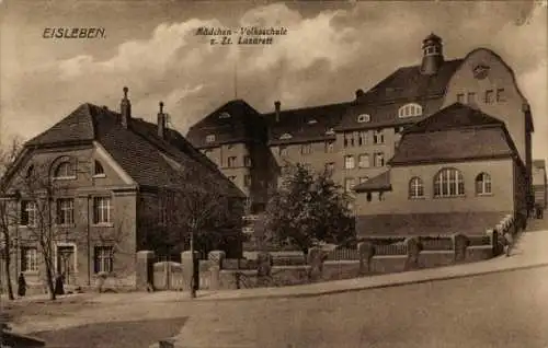 Ak Lutherstadt Eisleben, EISLEBEN, Mädchen Volksschule, Gebäude im Hintergrund, dunkle Wolken